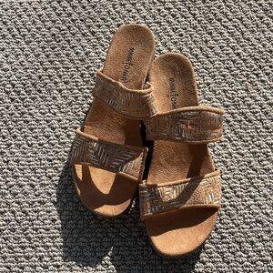 Minnetonka Tan Cork Wedge Sandals with Geo Leaf Pattern Women’s 10w NWOT